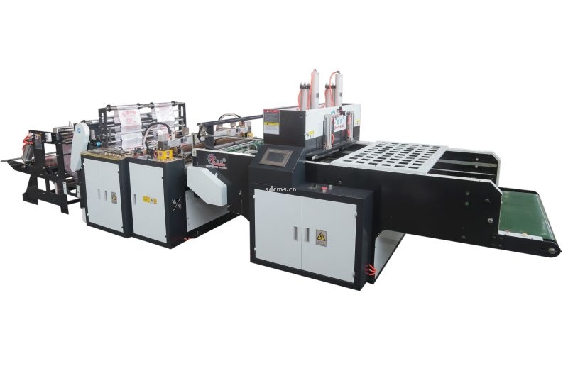 超高速制袋機 超市購物袋制袋機一、特點：本機以HDPE、LDPE筒膜為原料，是制作超市袋、背心袋、馬甲袋、市場袋的理想設備，本機具有節(jié)省人工、降低成本、一次成型、故障率低、產量高等特點，良好性能的色標跟蹤儀，使封切長度更準確，誤差更小。采用先進的電腦，長度調整方便，精確。
